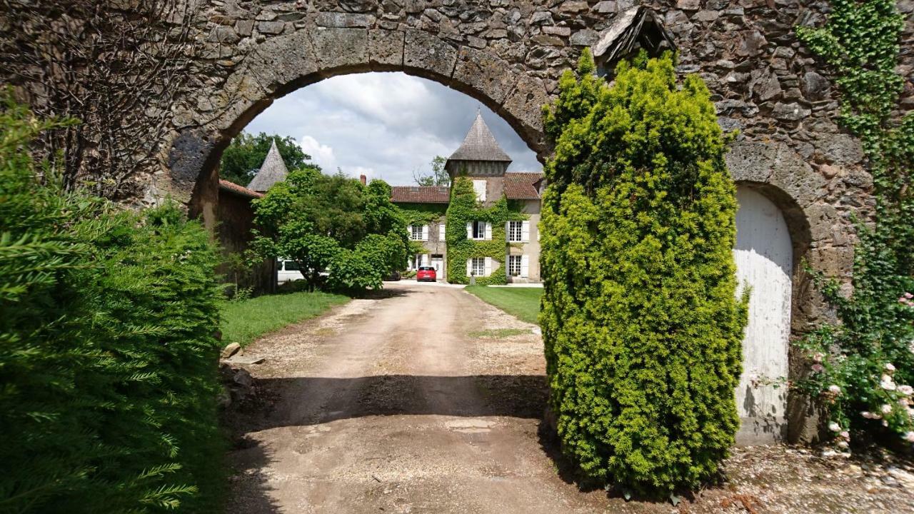 Bed and Breakfast Pierre Deluen Domaine De La Grange De Quaire Chassenon Exterior foto